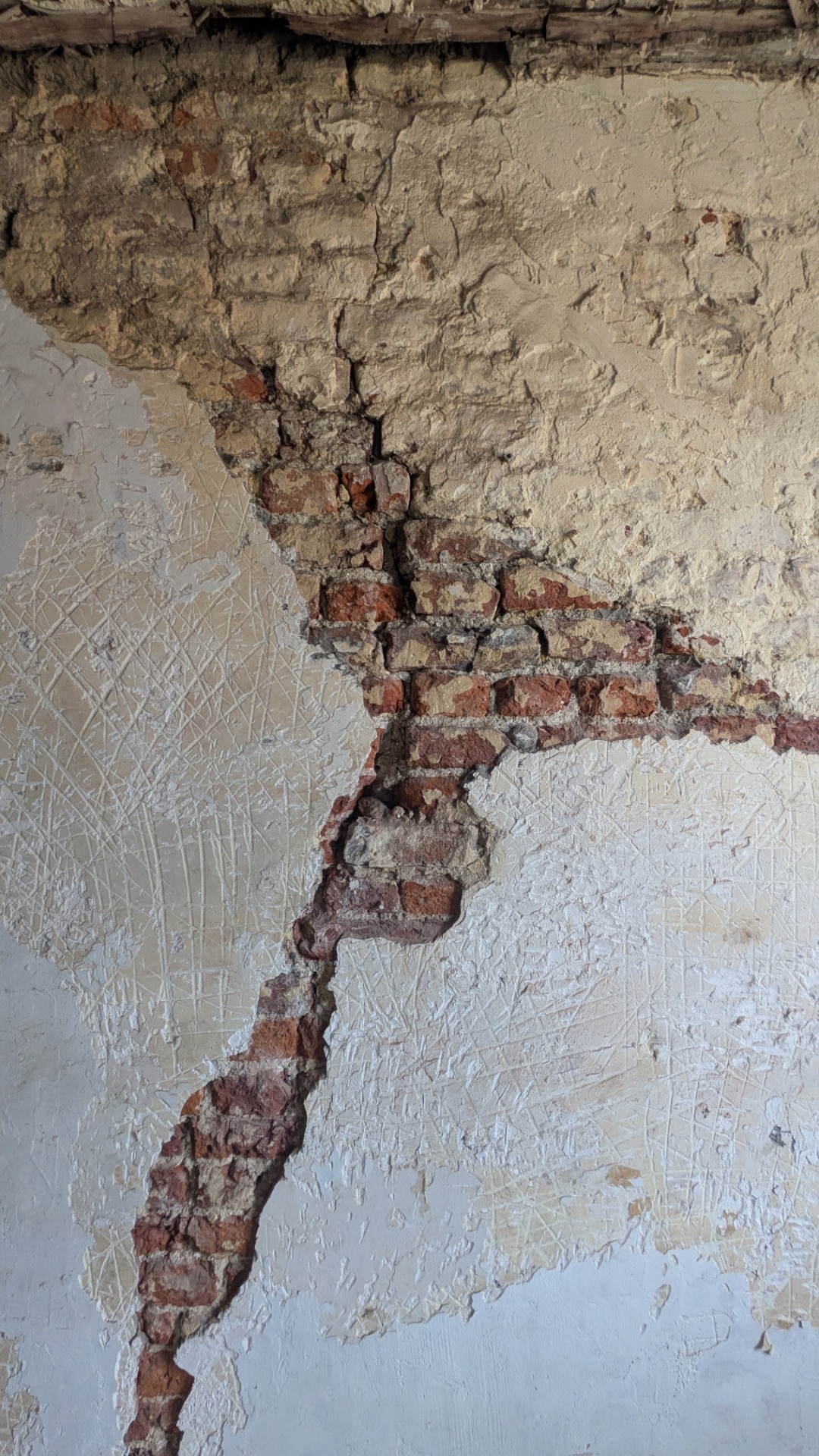 Photo d'une fissure importante dans une habitation